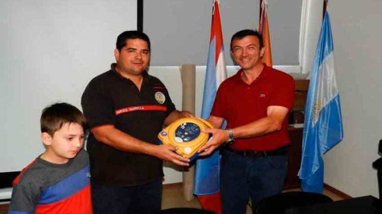 Bomberos de Chajarí recibieron la donación de un desfibrilador Bomberos de Chajarí recibieron la donación de un desfibrilador