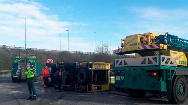 Camión de bomberos vuelca al regresar de una emergencia