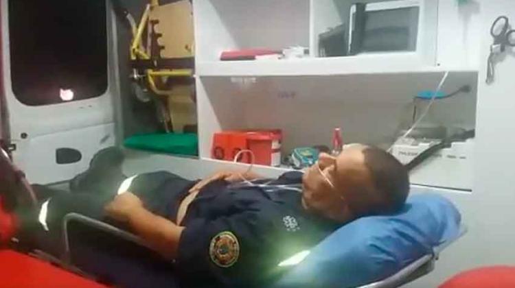 Atacan a 2 paramédicos de Bomberos cuando atendían accidente en Cali Atacan a 2 paramédicos de Bomberos cuando atendían accidente en Cali