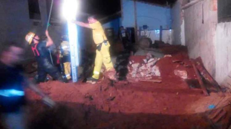 Bomberos sacan a fallecido tras cinco horas de ardua tarea Bomberos sacan a fallecido tras cinco horas de ardua tarea