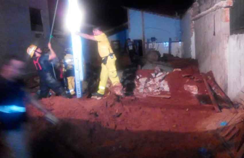 Bomberos sacan a fallecido tras cinco horas de ardua tarea