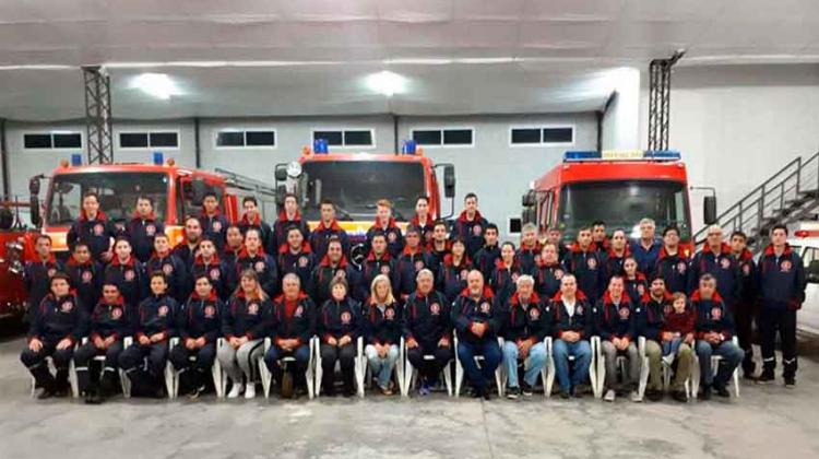 Bomberos Voluntarios presentaron nueva indumentaria Bomberos Voluntarios presentaron nueva indumentaria
