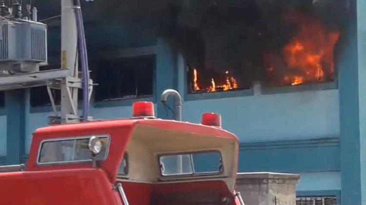 Incendio en una fábrica de colchones en Esteban Echeverría