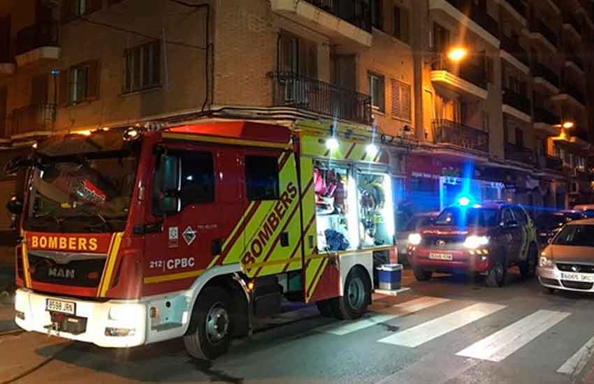 Bomberos rescatan a dos mujeres atrapadas en un incendio