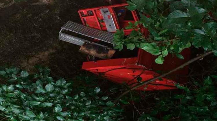 Unidad de bomberos cayó al vacío en  autopista de Caracas