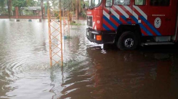 Se tapó un canal e inundó el cuartel de los Bomberos Se tapó un canal e inundó el cuartel de los Bomberos
