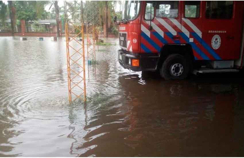 Se tapó un canal e inundó el cuartel de los Bomberos 