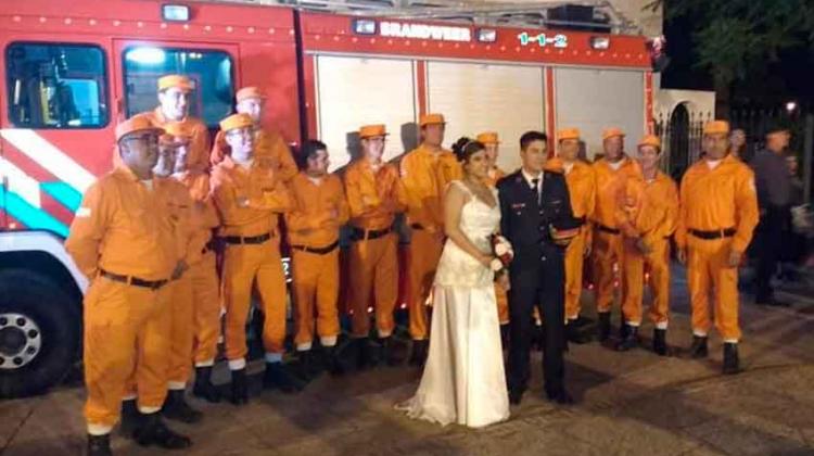 Llegaron en autobomba a su casamiento Llegaron en autobomba a su casamiento