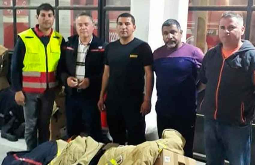 Bomberos de Paredones reciben material de parte de voluntarios de Requínoa