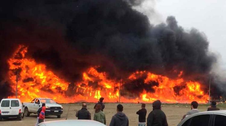 Gran incendio en fábrica de plásticos en Río Grande
