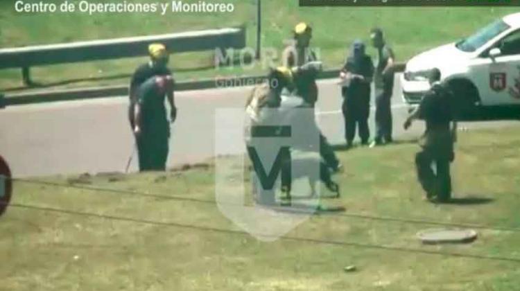 Bomberos de Morón salvaron la vida de un perro atrapado Bomberos de Morón salvaron la vida de un perro atrapado