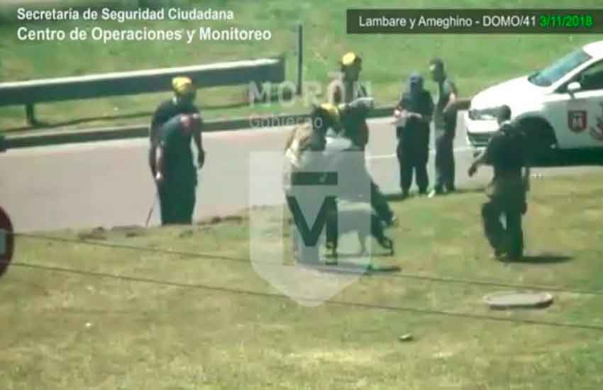 Bomberos de Morón salvaron la vida de un perro atrapado