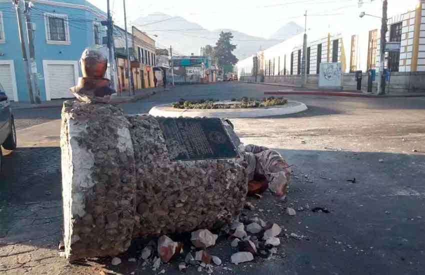 Ebrio al volante destruye monumento al bombero