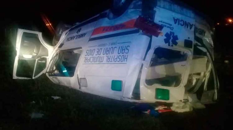 Una ambulancia volcó y falleció el paciente que trasladaba