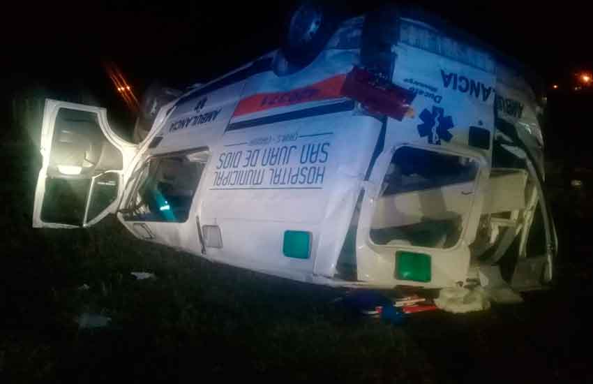 Una ambulancia volcó y falleció el paciente que trasladaba