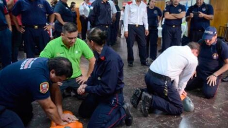 Bomberos voluntarios como instructores de RCP para la comunidad