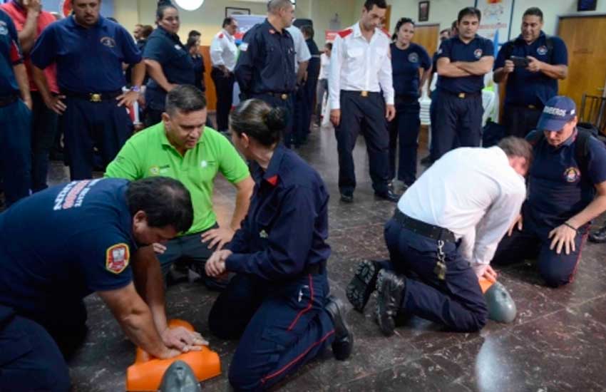 Bomberos voluntarios como instructores de RCP para la comunidad