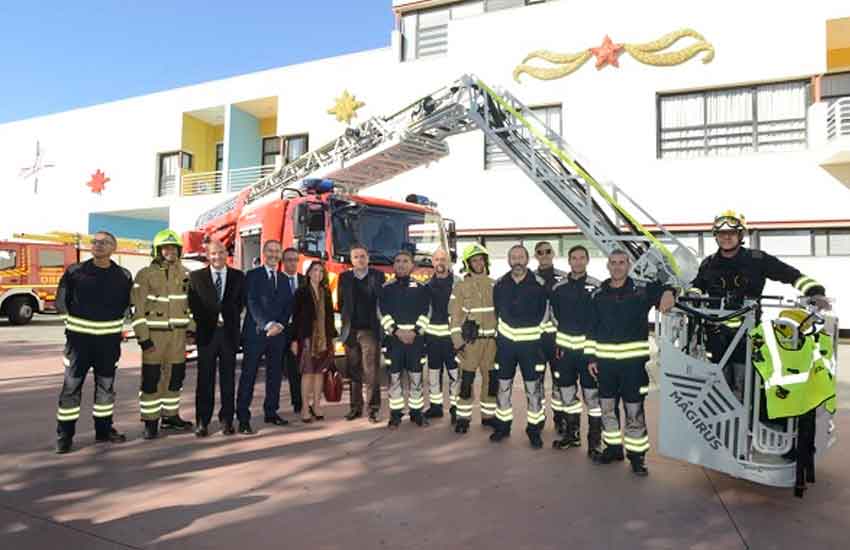 Torremolinos estrena vehículo escala de Bomberos