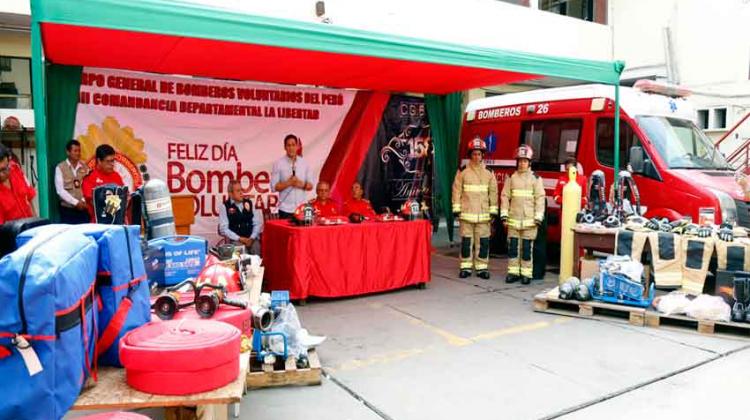 Entregaron equipos y uniformes especiales a bomberos de Trujillo