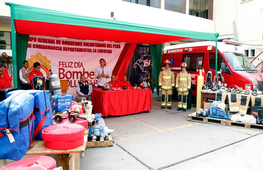 Entregaron equipos y uniformes especiales a bomberos de Trujillo