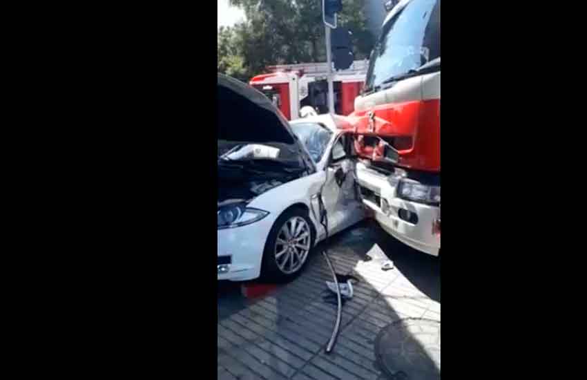 Carro de Bomberos que iba a emergencia impacta con automóvil