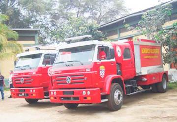 Bomberos reciben cinco camiones cisternas y dos ambulancias