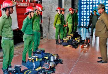 Felicitan a equipo de bomberos voluntarios santiagueros