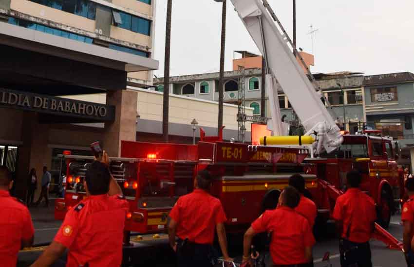 Bomberos cuentan con su carro torre escalera