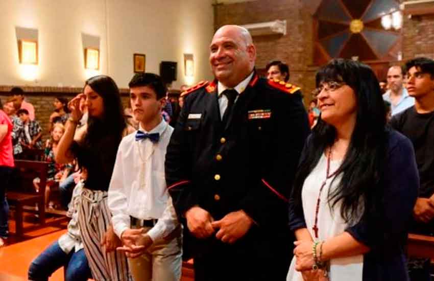 Eligió al bombero que le salvó la vida como padrino de confirmación