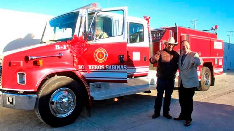Equipan a los bomberos de Sabinas con camión cisterna