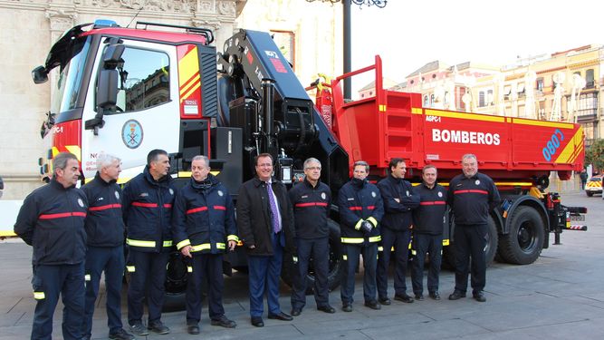 Bomberos de Sevilla incorporó un camión grúa