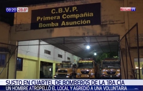 Sujeto colisionó contra el cuartel de Bomberos y agrede a una voluntaria