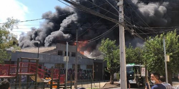 Voraz incendio en fábrica con químicos deja un bombero lesionado