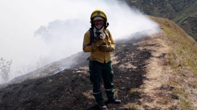 La bombera Keidy rescató a un perrito del incendio en Cali