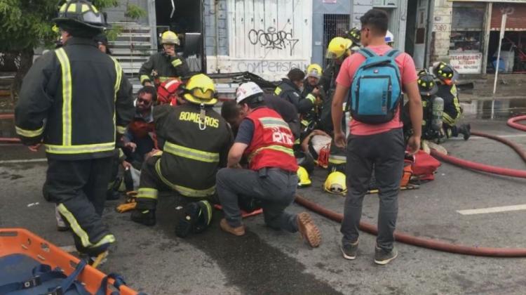 Incendio y derrumbe en Valparaíso deja tres bomberos lesionados