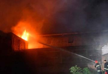 Bomberos controlan incendio de gran magnitud en Asunción