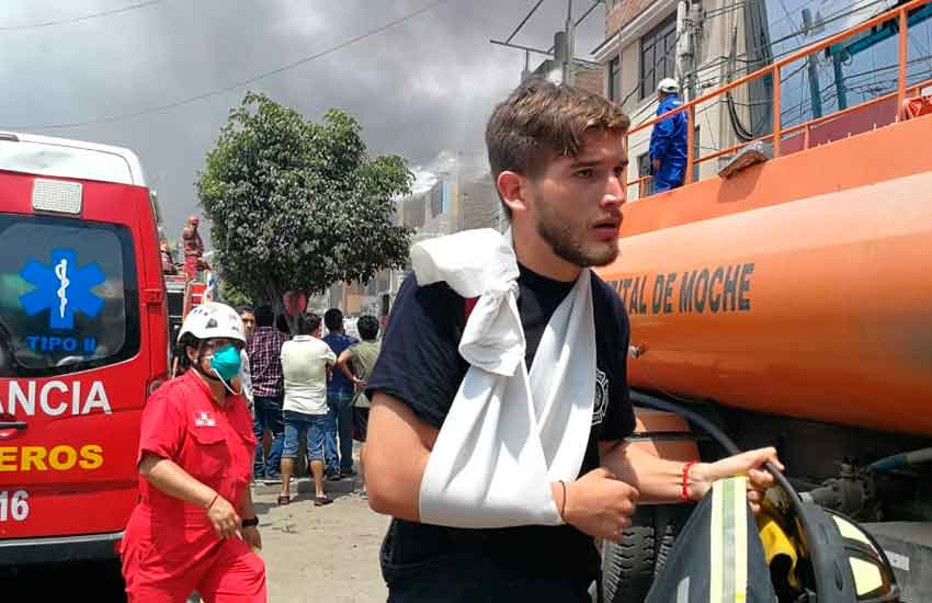 Dos bomberos resultan heridos por mal estado de equipos