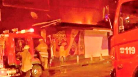 Fuego consume un depósito en el mercado antiguo Los Pozos