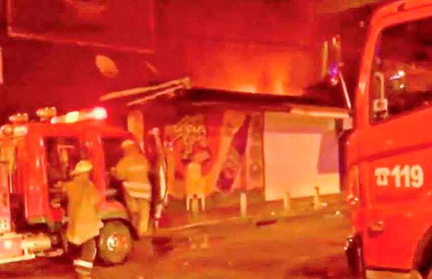 Fuego consume un depósito en el mercado antiguo Los Pozos