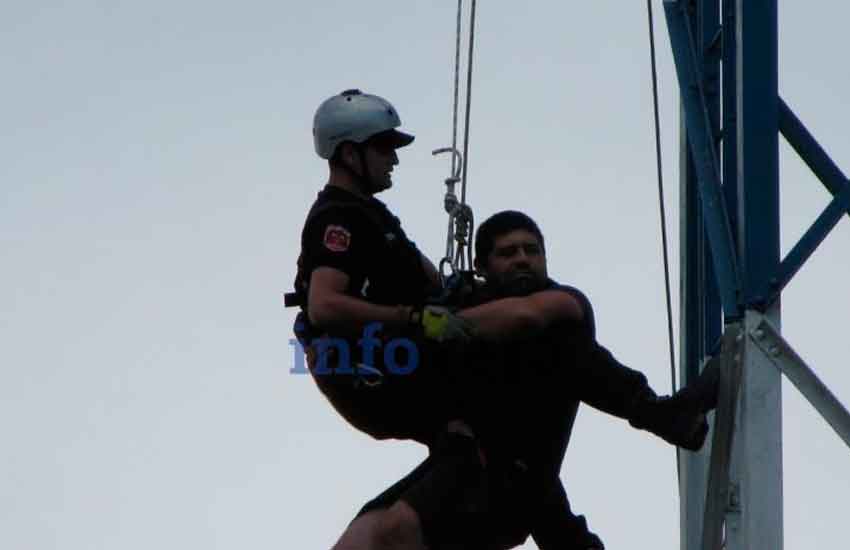 Un bombero amenazó con tirarse desde una antena