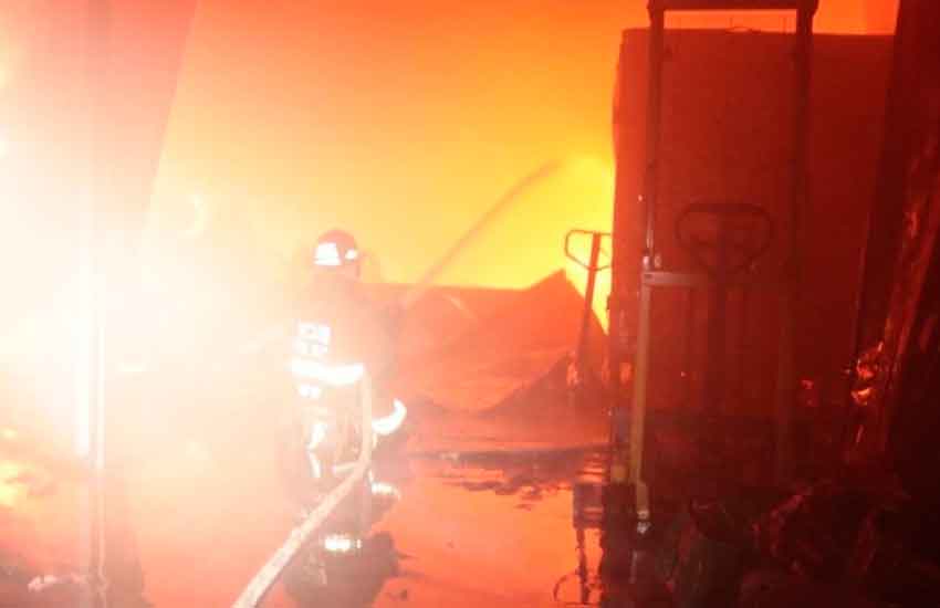 Se incendia empresa empaquetadora en la zona 13