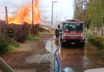 Diez dotaciones de bomberos debieron acudir a un incendio en Plottier