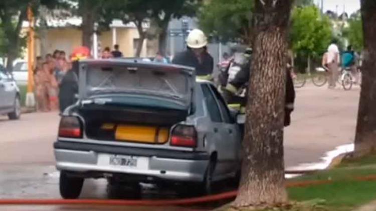 Se descompensó un bombero en un incendio de auto