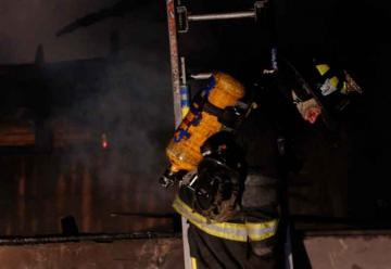 Dos bomberos lesionados en incendio de taller mecánico
