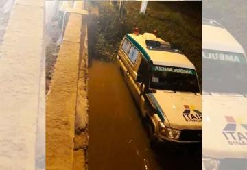 Ambulancia cae al arroyo y deja cuatro lesionados
