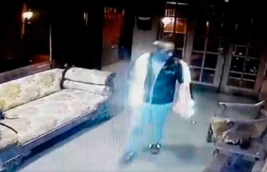 Cámaras captan a sujeto robando en cuartel de Bomberos
