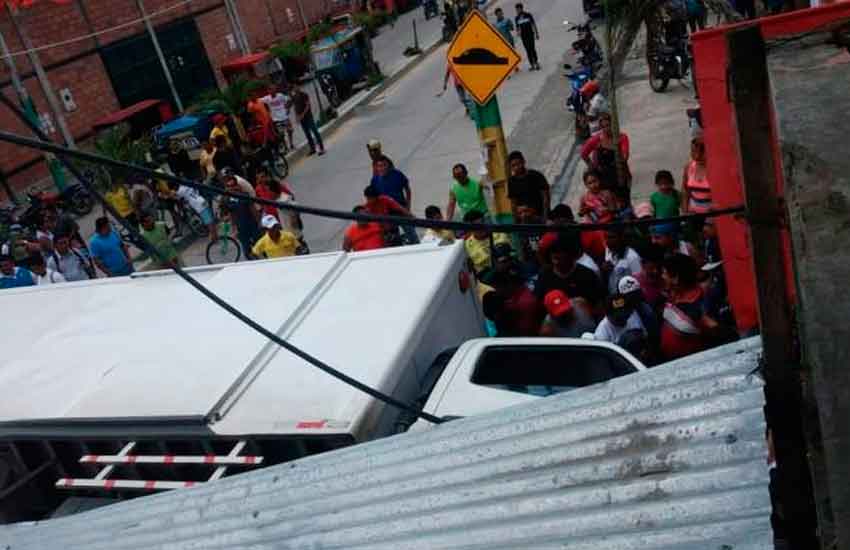Carro de Bomberos colisiona contra furgón