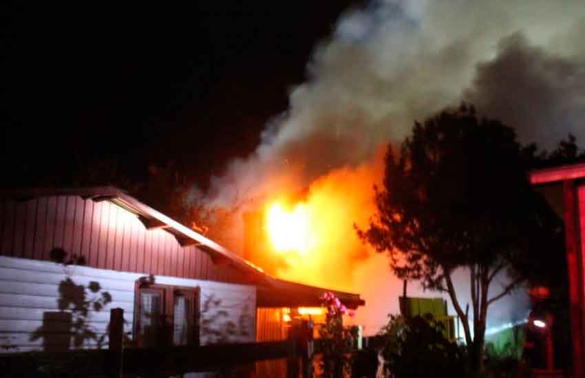 Tres bomberos resultaron lesionados tras un incendio en Frutillar