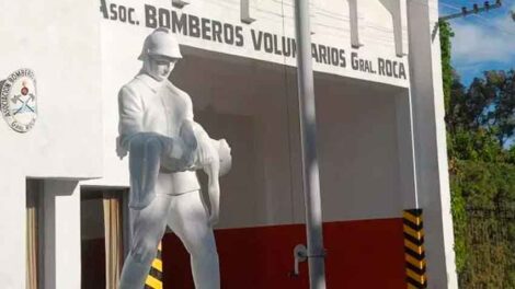 Bombera de Roca cayó desde un techo en pleno incendio