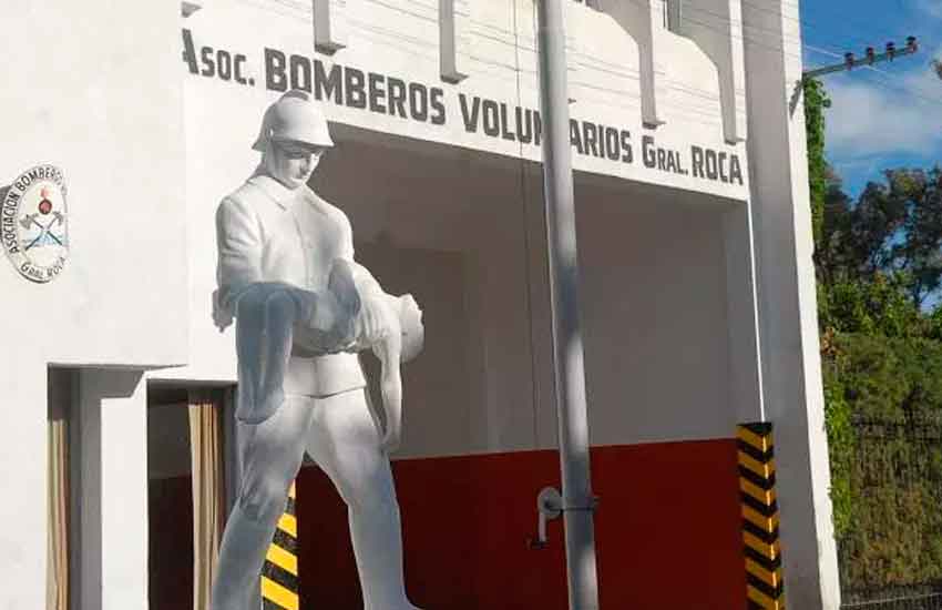 Bombera de Roca cayó desde un techo en pleno incendio